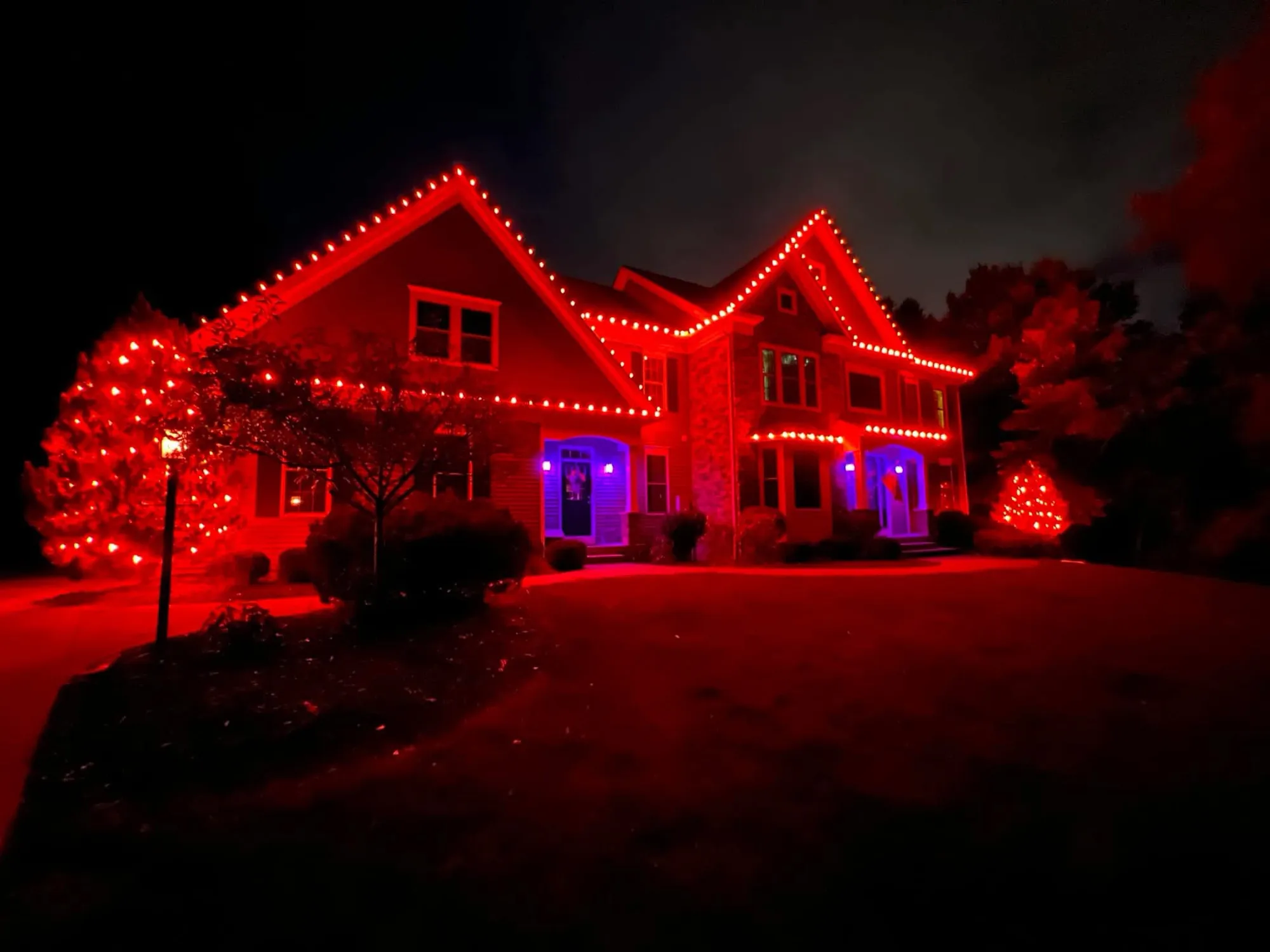 Residential roofline holiday lighting installed by RM Lighting Solutions